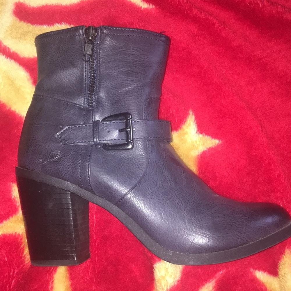 Black booties, size 9 in woman, worn once